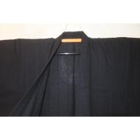 弐11528RM 綿麻遠州織 男着物単衣 裄71丈152К透かししじら織 黒地にバックエンブレム 新