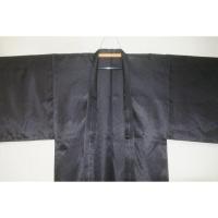 拾11566RM シルク化繊 男着物羽織 裄76丈147К黒地の業平菱・繻子地紋織 新品 単衣仕立て