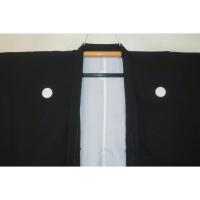 【羽織3サイズ】最高級化繊・ハイクラス洗える黒紋付・石持(こくもち)に染め抜き 男羽織 К