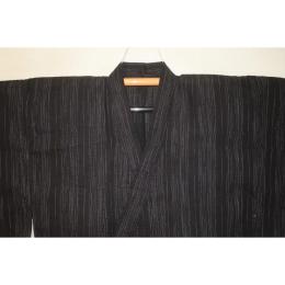 新しじら織・遠州織 男着物単衣 透かし織・黒の五月雨 皺になりにくくなりまし た 襦袢をつけて単衣