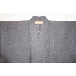 新しじら織・遠州織 男着物単衣 透かし織・灰・グレー色の五月雨 皺になりにくくなりました 襦袢をつけ