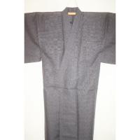 新しじら織・遠州織 男着物単衣 透かし織・灰・グレー色の五月雨 皺になりにくくなりました 襦袢をつけ