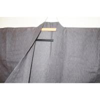 新しじら織・遠州織 男着物単衣 透かし織・灰・グレー色の五月雨 皺になりにくくなりました 襦袢をつけ