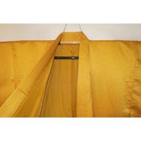 拾11273RM シルク化繊丹後縮緬綸子調 男着物袷 裄71丈148К黄金山吹色地の四ツ目絞り織文様