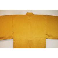 拾11273RM シルク化繊丹後縮緬綸子調 男着物袷 裄71丈148К黄金山吹色地の四ツ目絞り織文様